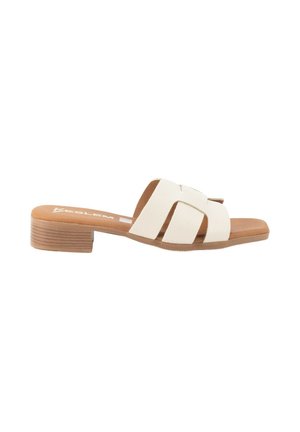 Sandalia de tacón bajo con suela marrón claro y tacón de madera apilada, con anchas tiras de cuero blanco entrecruzadas sobre el pie.