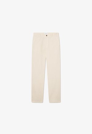 Pantalones de algodón en un beige claro con corte recto, bolsillos frontales y cierre con un solo botón. Textura de tela suave.
