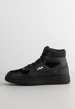Sort FILA høj-top sneaker med snørelukning foran, polstret krave og logo på siden og sålen, sat mod en ensartet lys baggrund.