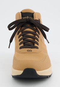 Světlé šněrovací tenisky s vrškem z mesh a syntetického materiálu, černými šň�ůrkami, polstrovaným límcem a bílou mezipodešví s černou gumovou podešví.