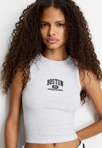 Sivý rebrovaný top s textom "BOSTON 1991 ATHLETIC CREW" v čiernej výšivke, s priliehavým strihom a širokým výstrihom.