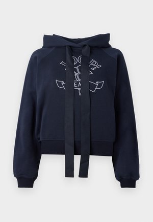 Sudadera recortada de color azul marino con cordones largos y anchos, y texto gráfico blanco en la parte frontal, con puños y dobladillo acanalados.
