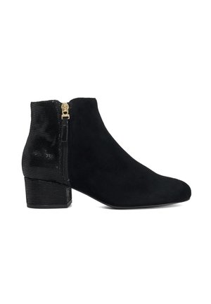 Schwarzer Wildleder-Stiefelette mit strukturiertem Absatz und Fersenpartie, mit goldenem seitlichem Reißverschluss und niedrigem Blockabsatz.