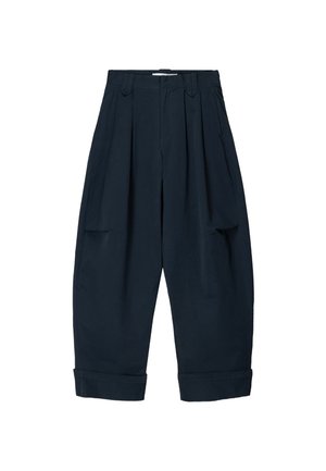 Losvallende marineblauwe cropped broek met plooien, zijzakken, riemlussen en opgerolde zoom.