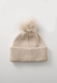 Gorro de punto beige con borde doblado y un pompón esponjoso en la parte superior. Diseño de canalé texturizado, material suave y color neutro.