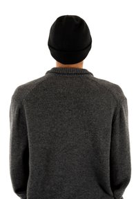 Maglione grigio a maglia con colletto a coste, indossato con un berretto nero. Tessuto texturizzato, collo alto, maniche lunghe e vestibilità comoda.