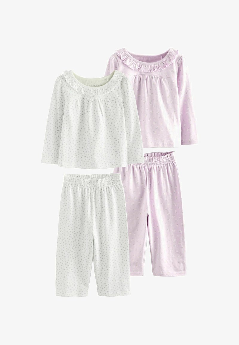 Deux ensembles de pyjamas pour enfants composés de hauts à manches longues et de pantalons, un blanc et un violet clair, tous deux avec de petits motifs floraux et des cols à volants.