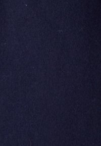 Tessuto blu navy con una texture morbida, che presenta una superficie liscia e uniforme senza motivi o decorazioni visibili.