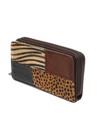 Portafoglio rettangolare caratterizzato da una miscela di materiali: motivo zebra beige, suede marrone, pelliccia maculata e texture di coccodrillo nera. Chiusura a zip.