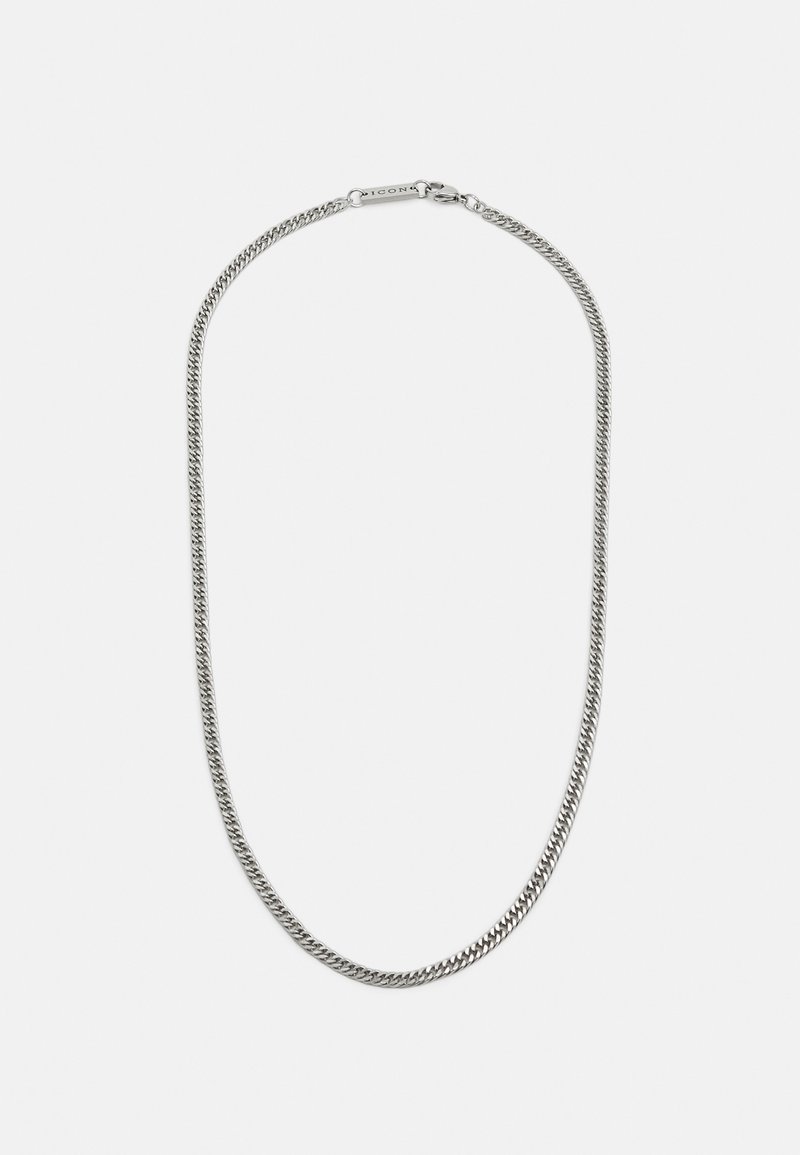 Sølvmetallkjede med flat lenkedesign, glatt overflate og lås med et merketag.