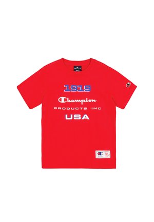 Rode T-shirt met korte mouwen van katoen, voorzien van blauwe en witte tekst: "1919 Champion Products Inc USA." Logo op de linker mouw, label aan de onderkant.