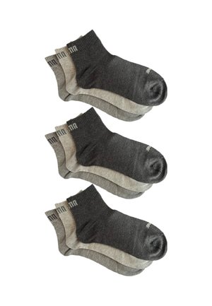 Set bestehend aus drei Paar Knöchelsocken in Dunkelgrau und Hellgrau. Hergestellt aus einem Baumwollmix mit geripptem Bündchen und Logo-Detail an den Seiten.