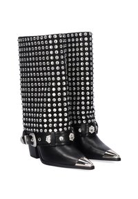 Botas de piel negra hasta el tobillo adornadas con tachuelas plateadas, con punta afilada y acentos metálicos; incluyen hebillas decorativas en la base.