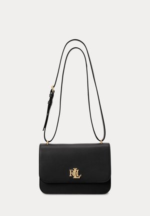 Sac bandoulière en cuir noir avec une sangle ajustable et un logo RL doré sur le rabat avant, présenté sur un fond uni.