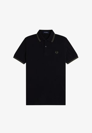 Polo negro de manga corta con cuello y ribetes en las mangas con doble línea, tapeta de dos botones y pequeño logo de corona de laurel en el pecho izquierdo.