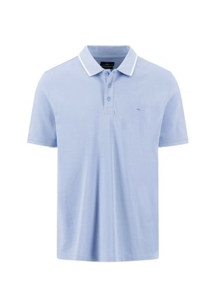 Hellblaues Polohemd mit kurzen Ärmeln, weiß abgesetztem Kragen und drei Knöpfen am Frontleistent.