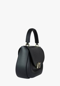 Bolso de cuero negro con forma redondeada, cierre de solapa magnética, herrajes en tono dorado y asa superior para llevar.