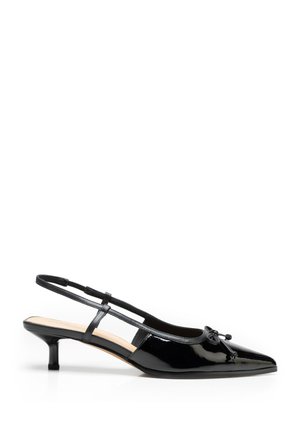 Scarpa slingback con tacco basso a gattina in vernice nera, punta appuntita e fiocco decorativo sulla parte frontale.