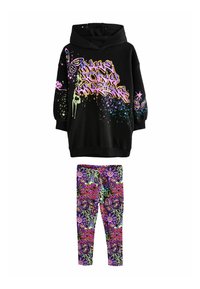 Schwarzer Hoodie mit buntem Graffiti-Schriftdesign und Spritzmuster; kombiniert mit lebhaften, gemusterten Leggings mit floralen Motiven.