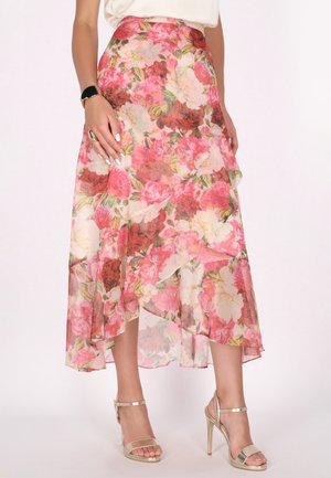 Blumen-Midi-Rock aus transparenter, leichter Stoff. Mit pinken und roten Blumen, gestuftem Design und gerafftem Saum. Kombiniert mit goldenen High-Heels.