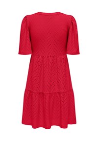 Robe rouge mi-longue avec manches courtes bouffantes et motif œillet en chevron, jupe à étages et encolure ronde.