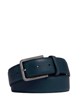 Ceinture en cuir bleu foncé enroulée avec boucle rectangulaire argentée et plusieurs trous d'ajustement sur fond blanc.