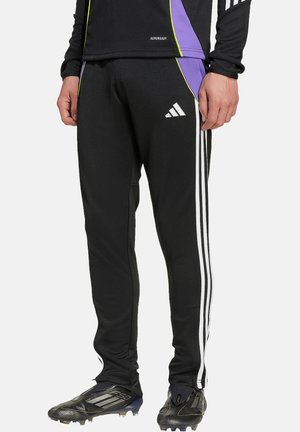 Zwarte sportbroek met witte strepen aan de zijkanten. Gemaakt van een glad, lichtgewicht materiaal, met een paarse accent aan één zijde.