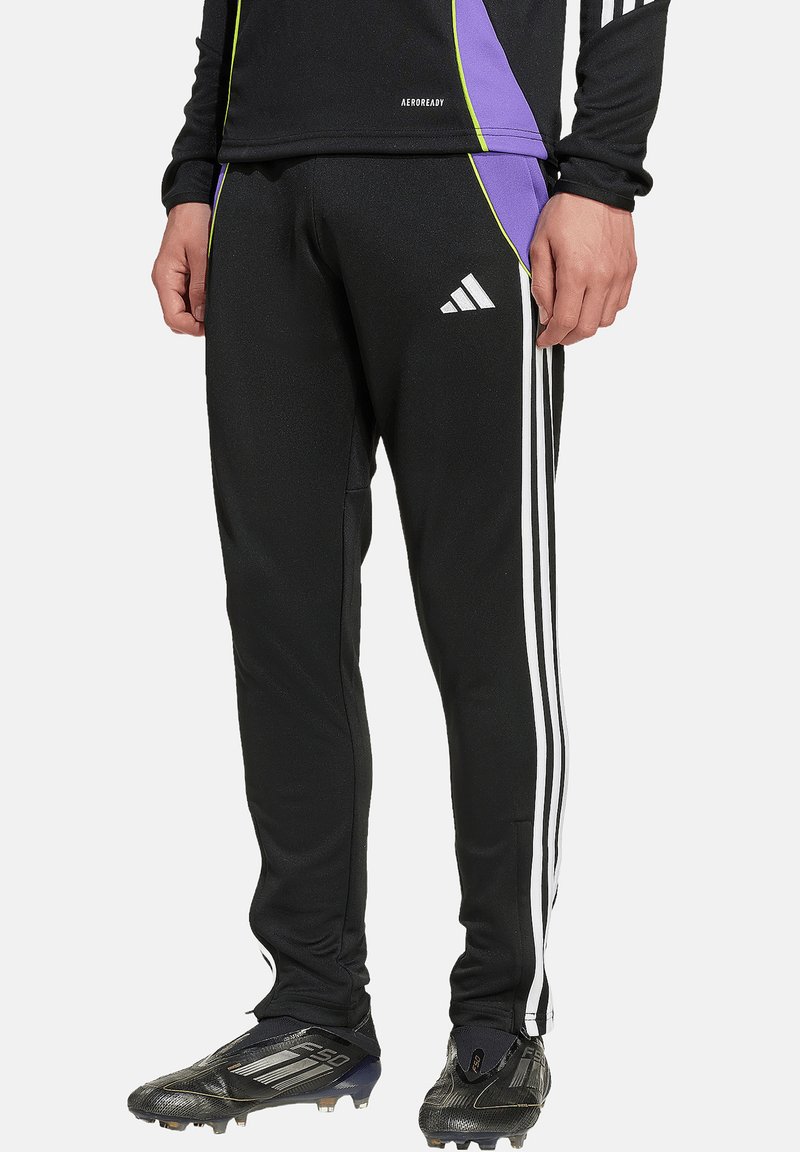 Schwarze Sporthose mit weißen Streifen an den Seiten. Hergestellt aus einem glatten, leichten Material, mit einem lila Akzent an einer Seite.