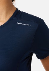 Swedemount ULTRA - Print T-shirt - dk navy