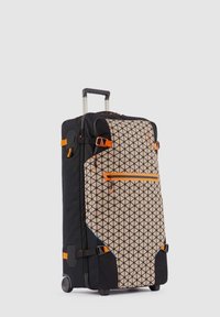 Ronkende koffer met een geometrisch patroon in beige en zwart, oranje accenten en een uitschuifbaar handvat. Voorzien van ritsen en gespen.