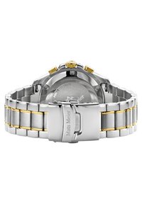 Montre en acier inoxydable avec un bracelet en argent et doré, boîtier rond en argent avec une couronne, et un fond transparent montrant le mouvement.