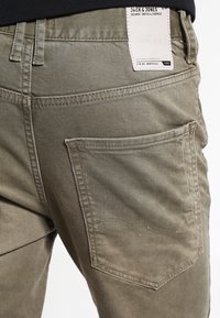 Jack & Jones JJILUKE JJECHO - Vaqueros tapered - olive night
