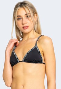 Top bikini a triangolo nero in tessuto morbido, con spalline sottili e fascia con logo bianco. Il design include arricciature alla base per una vestibilità ottimale.