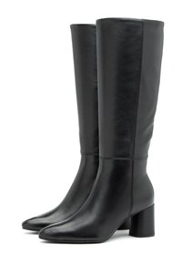 Botas de cuero negras hasta la rodilla con punta afilada y tacón cuadrado. Textura suave con acentos de costura mínima.