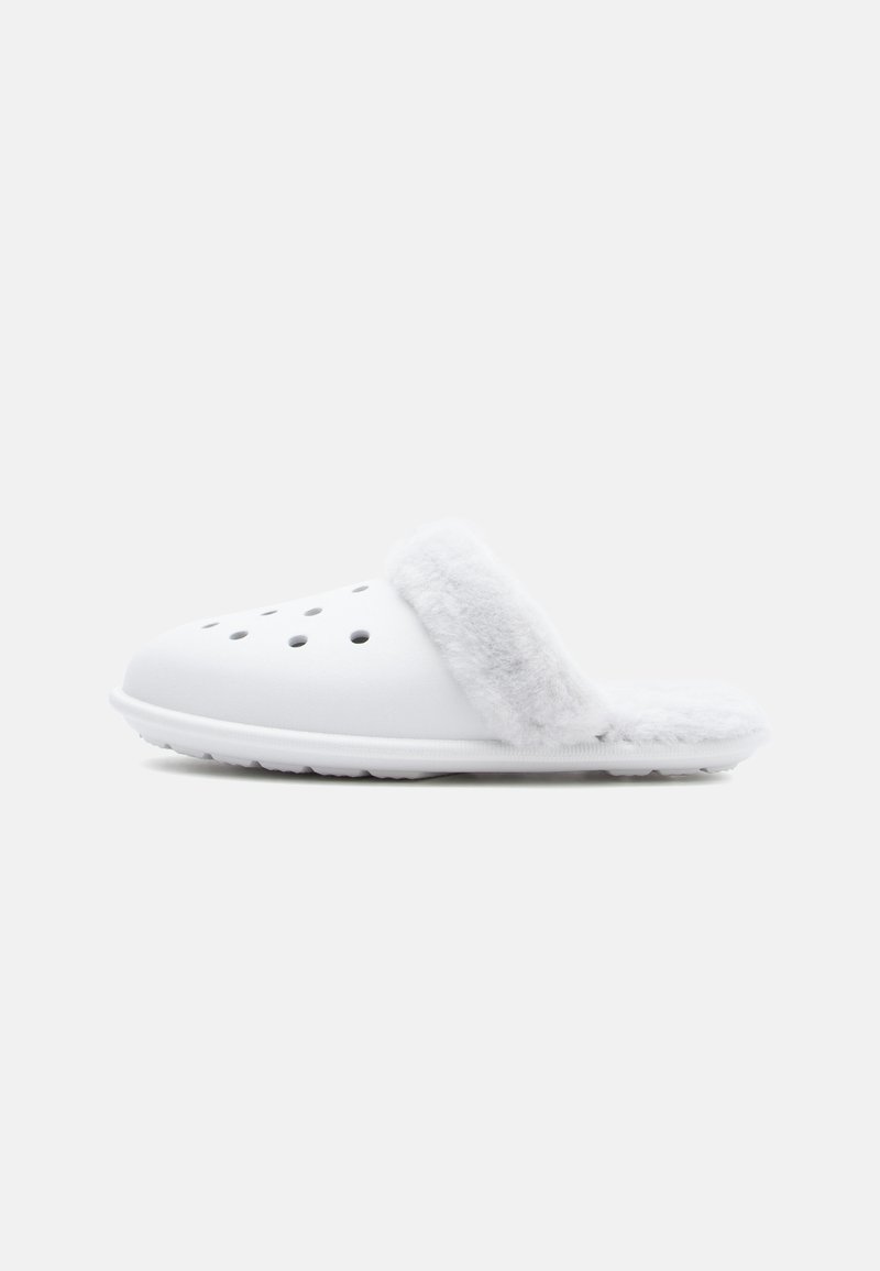 Chaussons blancs à glissière avec un doux revers en fausse fourrure grise, dessus perforé pour la respirabilité, et semelle texturée pour l'adhérence.