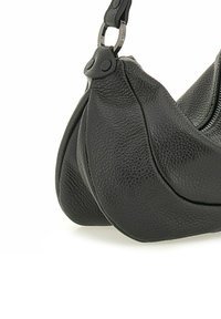 Zwarte leren handtas met een gestructureerde afwerking, met een gebogen vorm, ritssluiting en een afneembare schouderband met metalen hardware accenten.
