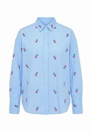 Blaues Hemd mit weißen vertikalen Streifen und kleinen roten Blumenstickereien, die über Vorderseite, Ärmel und Kragen verteilt sind.