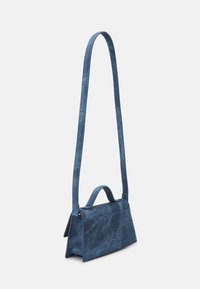 Niebieska dżinsowa torebka typu crossbody o zorganizowanym designie, płaskim kształcie, pojedynczym uchwycie i długim, regulowanym pasku. Charakteryzuje się gładką fakturą.