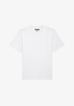 Balta trumpa rankovėmis marškinėliai, pagaminti iš medvilnės, su apvaliu kaklu ir be papildomų raštų ar akcentų. Kaklo viduje yra etiketė "MIRA PARIS".