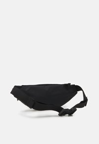 Svart nylon midjeväska med en buktig form, justerbar rem och plastspänne. Slät yta och minimalistisk design.