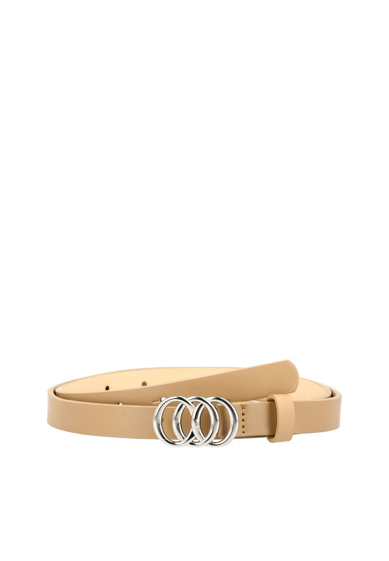 Curea de piele maro deschis, cu o textură netedă, un design elegant și o cataramă argintie cu trei inele, având un stil minimalist.