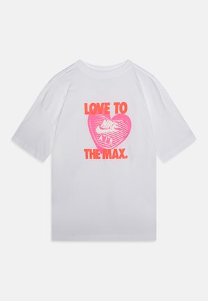 Biely bavlnený tričko s veľkým ružovým srdcovým grafickým motívom, s nápisom "LOVE TO" nad ním a "THE MAX." pod ním, spolu s logom Nike v strede.