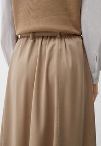 s.Oliver MIT HIGH-RISE-BUND - Jupe en jean - sandfarben