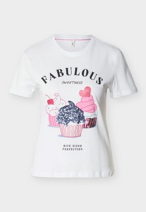 Fehér rövid ujjú ing, amelyen három csillogó cupcake látható, és az elülső részen a következő szöveg olvasható: „Fabulous Sweetness Bite-Sized Perfection”.