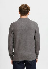 Grauer, gestrickter Pulli mit Kragen und gerippten Bündchen, von hinten betrachtet. Das Material erscheint weich mit einer feinen Textur.