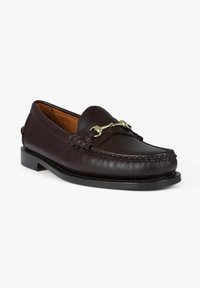 Donkerbruine leren loafer met een afgeronde neus, decoratieve stiksels en een metalen accent in goudkleur. Platte hak en een gladde afwerking.