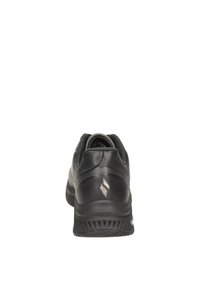Scarpa sportiva nera caratterizzata da un'esterno in finta pelle liscia, forma arrotondata e una sottile accentatura del logo sul tallone. Suola testurizzata per una migliore aderenza.