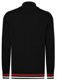 Maglione nero lavorato a maglia con colletto alto. Presenta una texture a nido d'ape e dettagli a strisce in rosso, bianco e nero all'orlo e ai polsini.