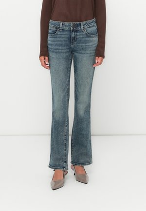 Svetlo modré rozšírené džínsy vyrobené z denimu, s gombíkom a zipsom, piatimi vreckami a vyblednutým praním s jemnými ohybmi.