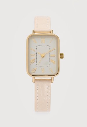 Montre-bracelet rectangulaire dorée avec bracelet en cuir beige, cadran blanc et chiffres romains dorés ainsi que aiguilles.